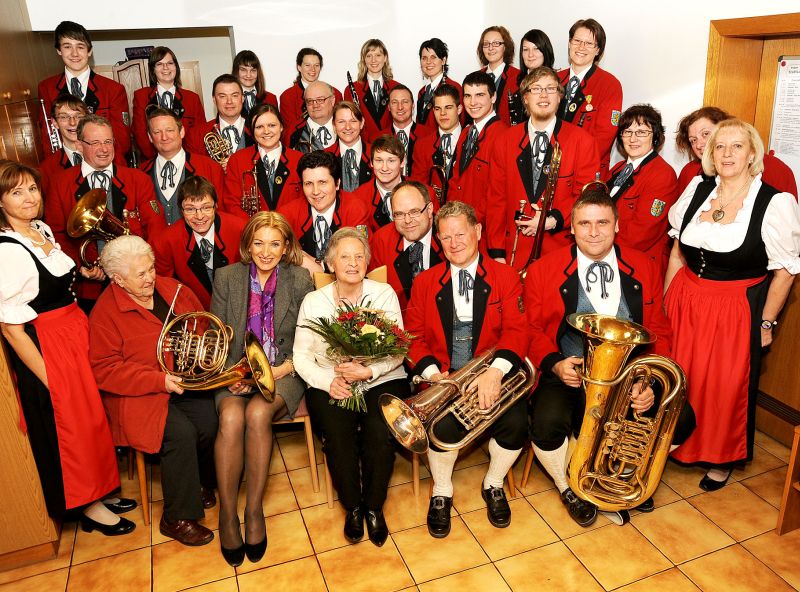 Geburtstagskind Margarete Gansch innmitten ihrer Stadtkapelle Melk mit Obfrau Margarete Aburumieh und Gründungsmitglied Poldi Sonnberger