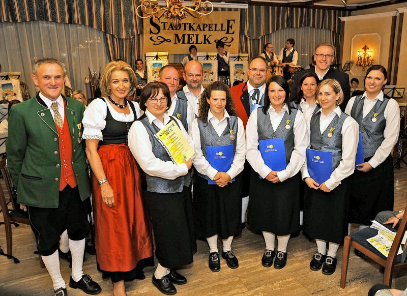 am Foto von links zu sehen: Bezirksobmann Engelbert Jonas, Obfrau Margarete Aburumieh, Uschi Hackl (30 Jahre), Ernst Singer (40 Jahre), Manfred Singer (40 Jahre), Regina Olsen (25 Jahre), Vizekapellmeister Günter Sonnberger (40 Jahre), Karina Singer (15 Jahre9; Manuela Reidinger (15 Jahre), Denise Riedler (15 Jahre), Stefanie Hackl (15 Jahre) dahinter Bürgermeister Thomas Widrich
