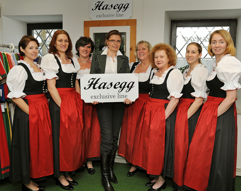 Fesche Dirndl in feschen Dirndln! von links: Elfriede Schreiber, Tina Nesyba, Andrea Crepaz, HASEGG Geschäftsführerin Gertrude Hackl, Christl Gamsriegler, Erika Singer, Denise Riedler und Christina Prankl